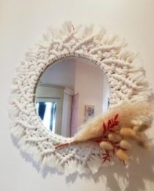 miroir en macramé blanc avec fleurs séchées