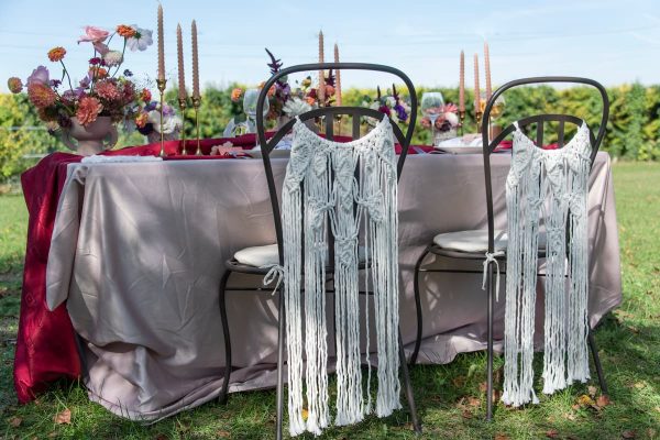 Décoration de chaises des mariés en macramé