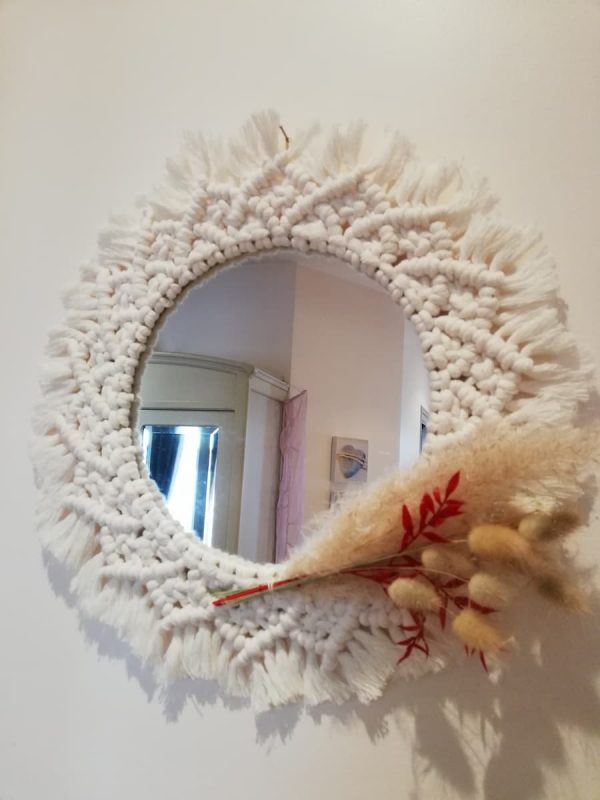 Miroir en macramé blanc avec fleurs séchées