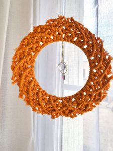 Attrape-soleil en macramé orange