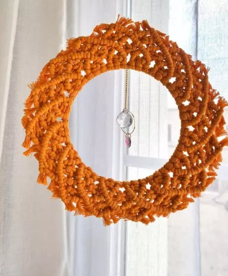 Attrape soleil en macramé orange