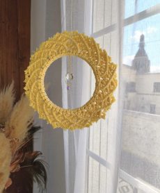 Attrape soleil en macramé jaune