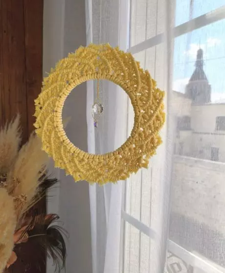 Attrape soleil en macramé jaune