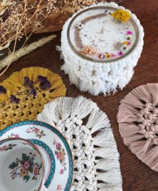 Coffret cœur en macramé et bougie florale
