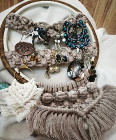 Porte bijoux sur cercle à broder